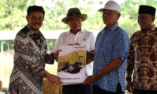 Mentan SYL Panen Padi  di Karawang Bersama Moeldoko