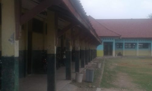 SDN SUKAKARSA 01 BUTUH ADA PERBAIKAN GEDUNG DAN HALAMAN SEKOLAH