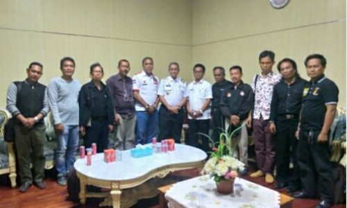 Bupati Amran Mahmud Tandatangani dan Merespon Terbentuknya IWO di Wajo