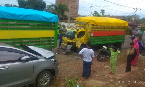 Tabrakan Mobil Innova dengan Truck Mitsubhisi di Trans Sulawesi