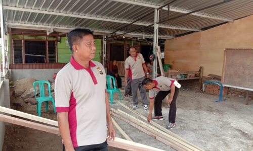 Personil Polsek Urban Pitumpanua Bersama Masyarakat Membagun Pos Pengamanan Natal 2019 dan Tahun Baru 2020.
