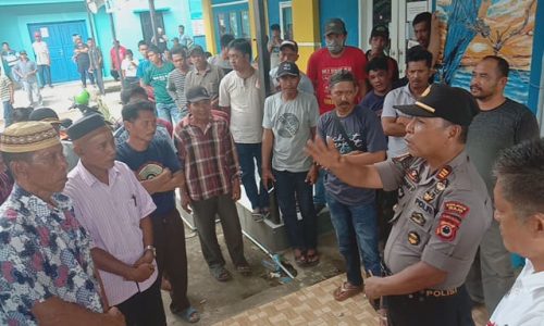 Aksi Damai Ratusan Warga Kelurahan Benteng Kecamatan Pitumpanua Meminta Lurah Benteng di Pertahankan