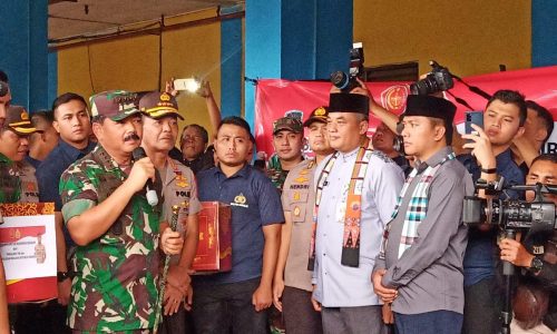 Kapolri, Kapolda Metro Jaya, Bersama Panglima TNI dan Forkopimda Jakarta Pusat Berikan Bansos Korban Banjir Di Karet Tengsin
