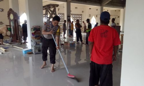 Personil Polsek Pitumpanua Bersama Warga Kerja Bakti Bersihkan Masjid Nurul Yaqin