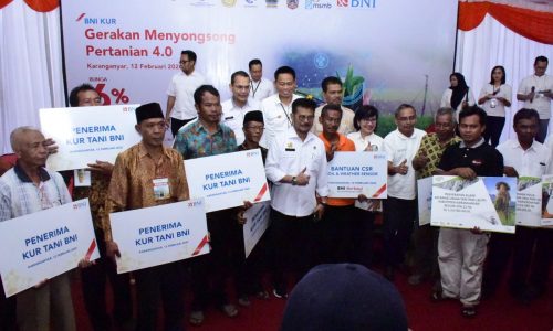 Kunjungi Petani Karanganyar, Mentan SYL Serahkan KUR untuk Teknologi 4.0.