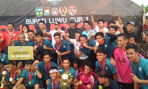 Juara Turnamen Bupati Luwu Cup I 2020 Polres Luwu FC dapat Hadiah 60 Juta diserahkan oleh Wagub Sulsel