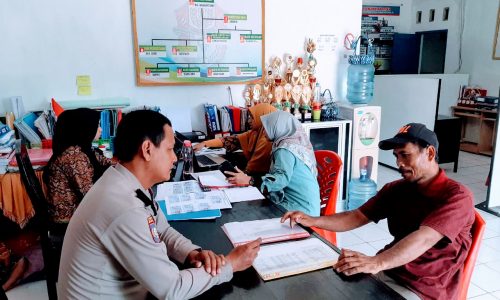 Jalin Silaturahmi Bhabinkabtimas Polsek Urban Pitumpanua Sambangi Warga.