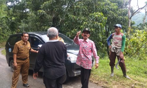 Tanah Longsor Tutup Akses Jalan ke Sungai Jambur, Dinas PUPR Kabupaten Solok Turun ke Lapangan. 