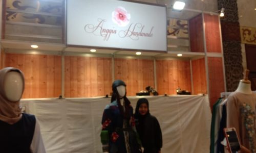 Perancang Mode  Indonesia yang mengeluarkan Dua Koleksi Terbaru Pada Gelar MUFFEST  ( Muslim  Fashion Festival )