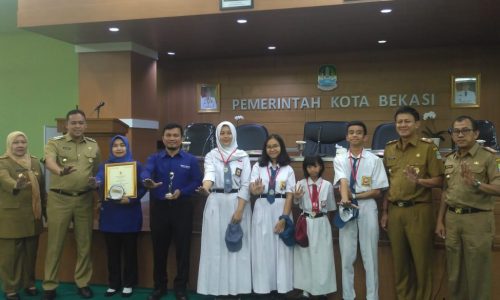 Wakil walikota bekasi, serahkan Pilala dan Mendali kepada Pemenang Sekolah Nasional 1 Event Angklung Internasional Folklore Festival in vienna Austria tahun 2020