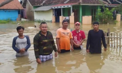 Balon Kades Tanjung Sari Sidik Abdullah S.Pdi Terjun Langsung Bantu Warga Yang Kebanjiran.