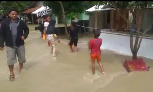Akibat Tanggul Citarum Jebol, Masyarakat Desa Pantai Bakti Terendam Banjir