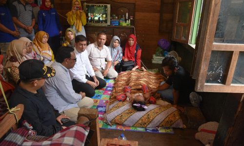 Walikota Deri Asta,SH Bezuk dan Bantu Reda Mustika, Ibu Yang Lumpuh Usai Melahirkan Karena Mengalami Iskemic.