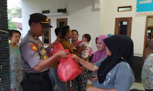 Kapolsek Muaragembong terjun langsung bantu warga yang kena musibah banjir.