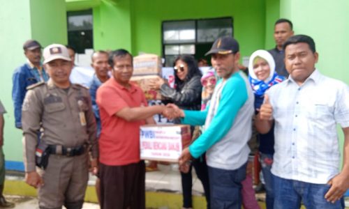 Persatuan Wartawan Bekasi Indenpenden Salurkan Bantuan Sembako Warga desa Pantai Harapan Jaya Korban Banjir.