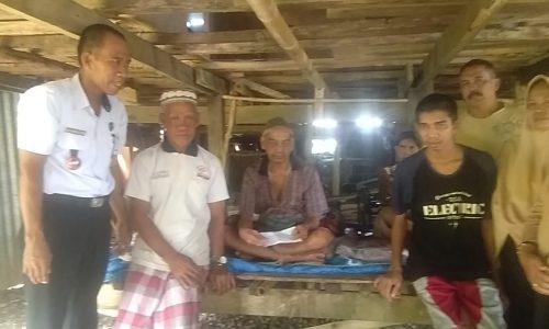 Mustarin SE ,Wakil Ketua Komisi IV DPRD Wajo Mengunjungi Warga Miskin di Pitumpanua