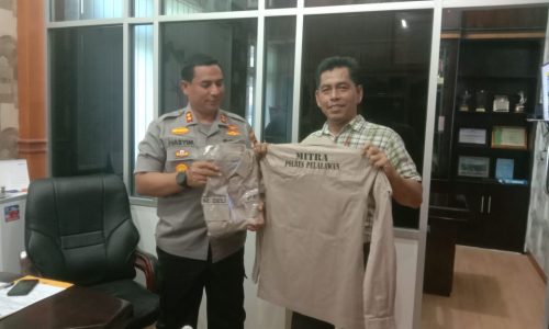 Jalin Kerjasama Kemitraan, Kapolres Pelalawan Serahkan Baju Seragam Mitra Polres Pelalawan