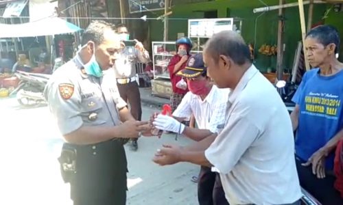 Kapolsek Urban Pitumpanua bersama Personil Menyampaikan Maklumat Kapolri tentang Pencegahan Virus Corona di Pasar Sentral Siwa