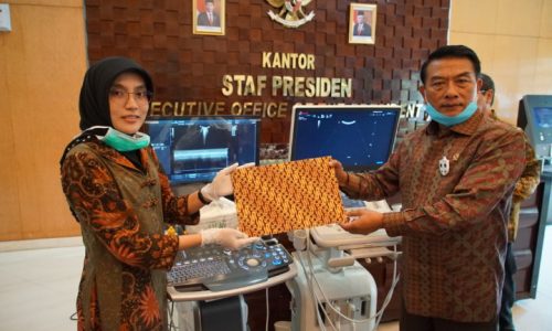 KSP DR Moeldoko Terima Bantuan Alkes Dari Pengusaha