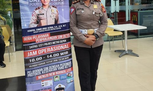 Kasubnit Baru Satpas Sim 1221 Depok Bagi bagi Masker dan Sosialisasi Bahaya Covid-19.