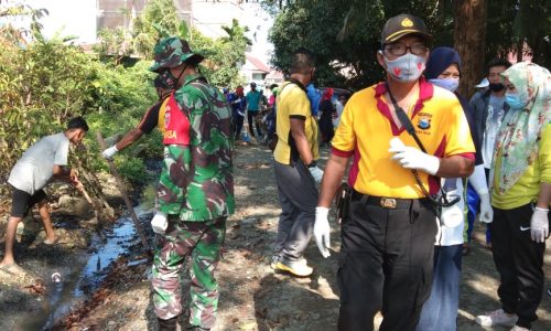 Peringatan World Clean Up Day 2020,Personil Polsek Urban Pitumpanua Bersama Personil Koramil 1406-10 Pitumpanua Terjung Langsung Pungut Sampah.