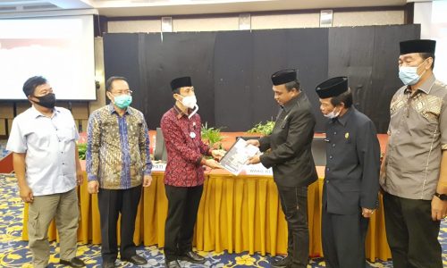 Pemda Bersama DPRD Konsel Gelar Rapat Paripurna Pandangan Umum Fraksi-Fraksi dan Jawaban Pemda Atas Raperda APBD-P TA 2020.