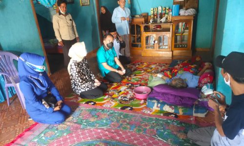 Paslon Bupati Waykanan Brani Pasti Aman Sebelum Lanjutkan Kampanye Juga Berkunjung Dirumah Ibu Suryanah yang menderita Penyakit Ginjal