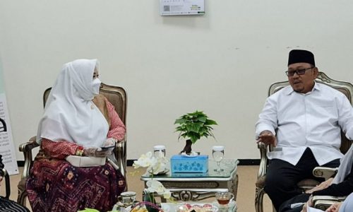 Fahira Idris Memberikan Piagam Penghargaan kepada Ustadz dan Ustadzah di DKI Jakrta
