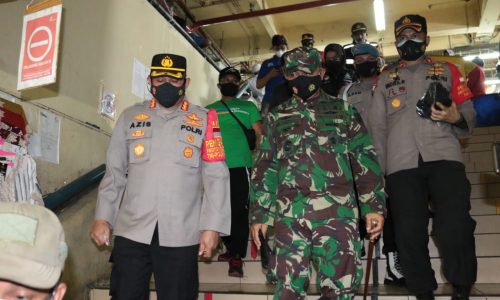 Personel Gabungan Gelar Giat PPKM Bersekala Besar Dan Bagikan Ribuan Masker Di Dua Pasar