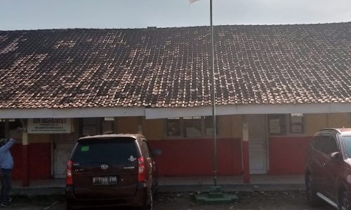 Parah, Bendera Merah Putih di Biarkan berkibar meski Robek Dan Usang di SDN Segarjaya 1