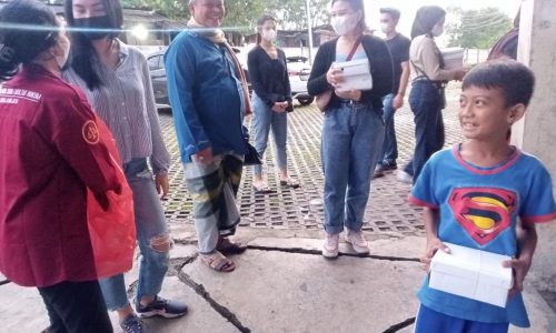 FH Atma Jaya Jakarta Laksanakan Gasuh Bagikan Nasi Box