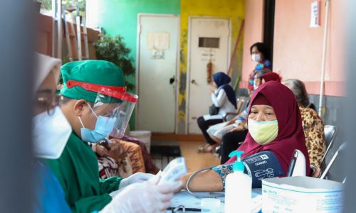 Tim Monitoring Tingkat Kota Jakut Pantau Kegiatan Vaksinasi Lansia di Kelurahan Kebon Bawang