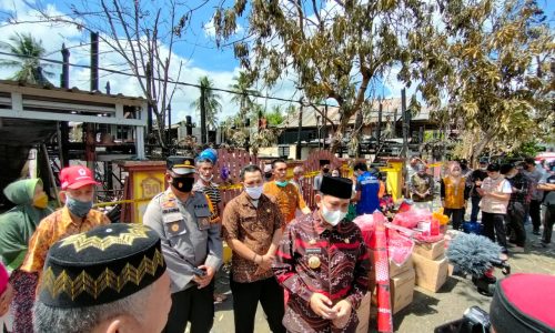 TIGA RUMAH PANGGUNG LUDES DI LALAP SI JAGO MERAH BUPATI WAJO SAMBANGI KORBAN