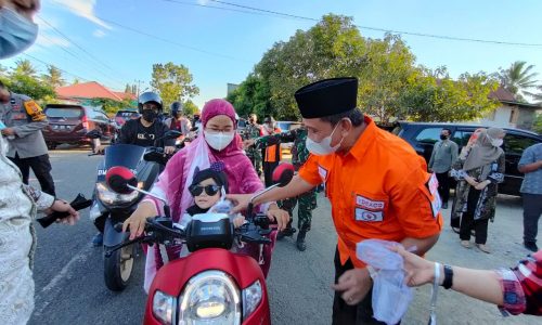 BUPATI WAJO SAPA MASYARAKAT DENGAN BAGI-BAGI TAKJIL