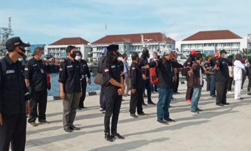 Tenggelamnya KRI Nanggala 402, Puluhan Wartawan Gelar Tabur Bunga di Darmaga Lantamal 3