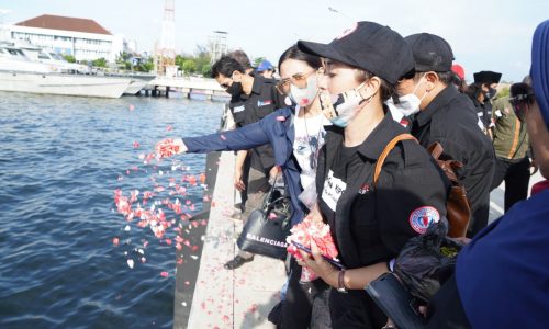 AWAK MEDIA MITRA LANTAMAL III LAKSANAKAN TABUR BUNGA SEBAGAI WUJUD PENGHORMATAN UNTUK 53 ABK KRI NANGGALA 402