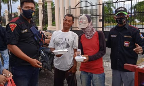 DPD M1R SS SULTRA Bagi Bagi Takjil Bersama jajaran Pengurus di kota Kendari