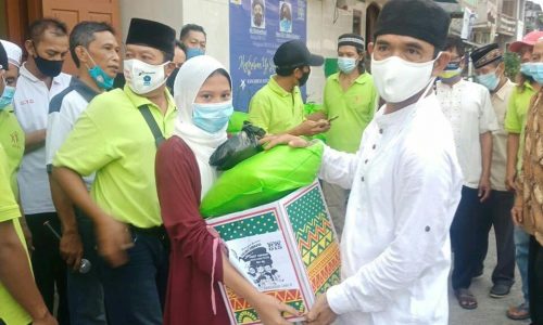 Paket Lebaran bagi Yatim Piatu di RW 15 Kelurahan Pejagalan
