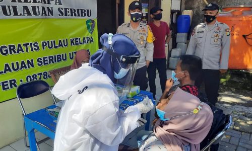 6 Warga Pulau Tidung yang Baru Tiba Mendapat Swab Antigen dari Polsek Kep. Seribu Selatan
