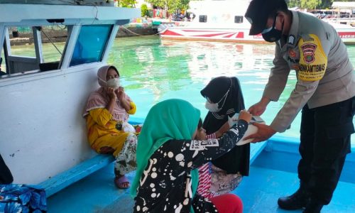 2.100 Masker Dibagikan kepada Warga Polres Kep Seribu Cegah Covid-19