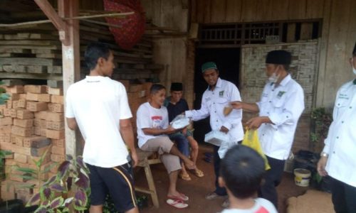 Wakil Ketua DPRD Way Kanan H.Romli Dari Fraksi PKB Berbagi Takjil Serta Bantu Warga Yang Baru Sembuh Dari Sakit Dan Melahirkan
