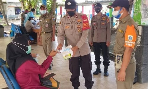 2.300 Masker Dibagikan Polres Kep Seribu dan Jajaran Cegah Pandemi Covid-19