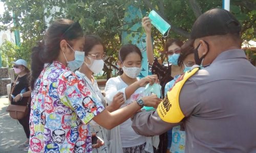 Polres Kep Seribu Bagikan 2.000 Masker kepada Warga Cegah Pandemi Covid-19