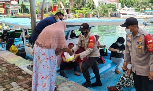 2.500 Masker Dibagikan Polres Kep Seribu kepada Warga Cegah Covid-19