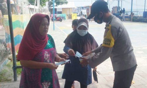 Polres Kep Seribu Bagikan 2.600 Masker Cegah Covid-19
