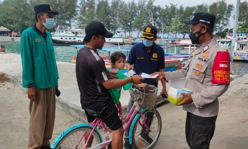 Polres Kep Seribu Cegah Covid-19 Bagikan 2.300 Masker di Delapan Pulau Pemukiman