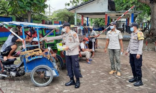 Polres Kep Seribu Bagikan 1.900 Masker kepada Warga Pagi ini