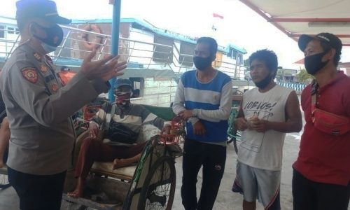 Kapolsek Kep Seribu Utara Sambangi Warga Sosialisasi Bahaya Covid-19