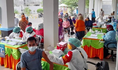 Polres  Kep Seribu Laksanakan Vaksinasi Massal di KTJ Pulau Pari