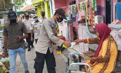 Polres Kep Seribu Bagikan 1.700 Masker Cegah Covid-19